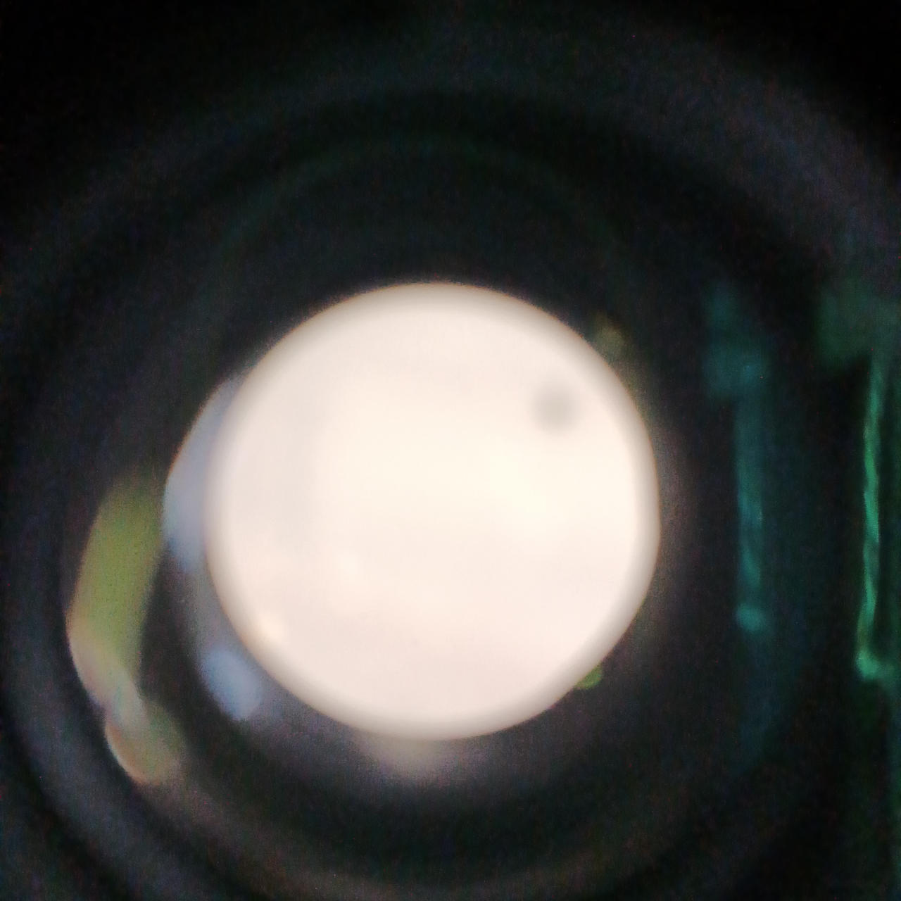 レンズ内にホコリあります。