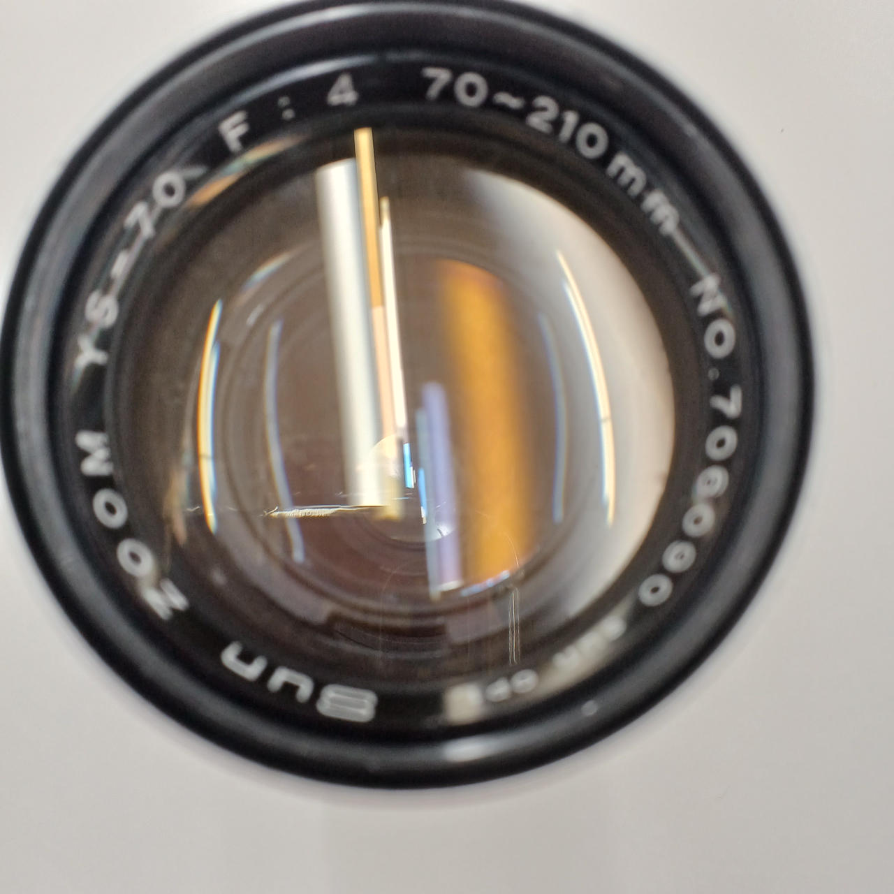 レンズが黄色くなっています。