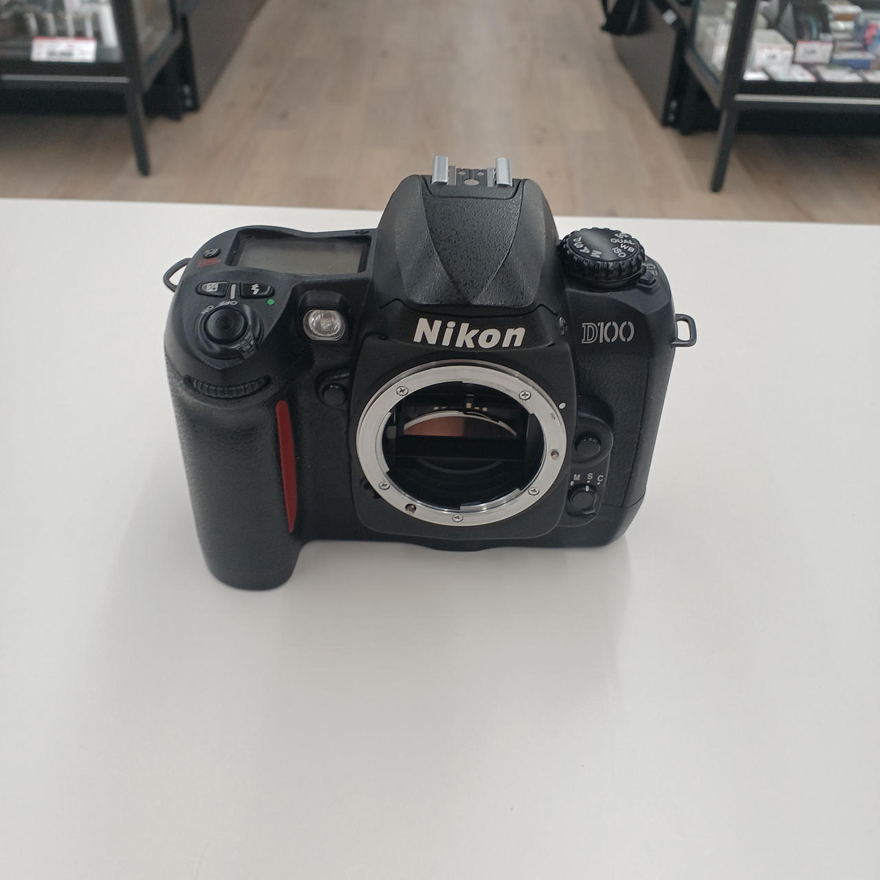 ニコン Nikon D100 デジタル 一眼レフカメラ　ジャンク品 Nikon D100 デジタル一眼レフカメラ ジャンク
