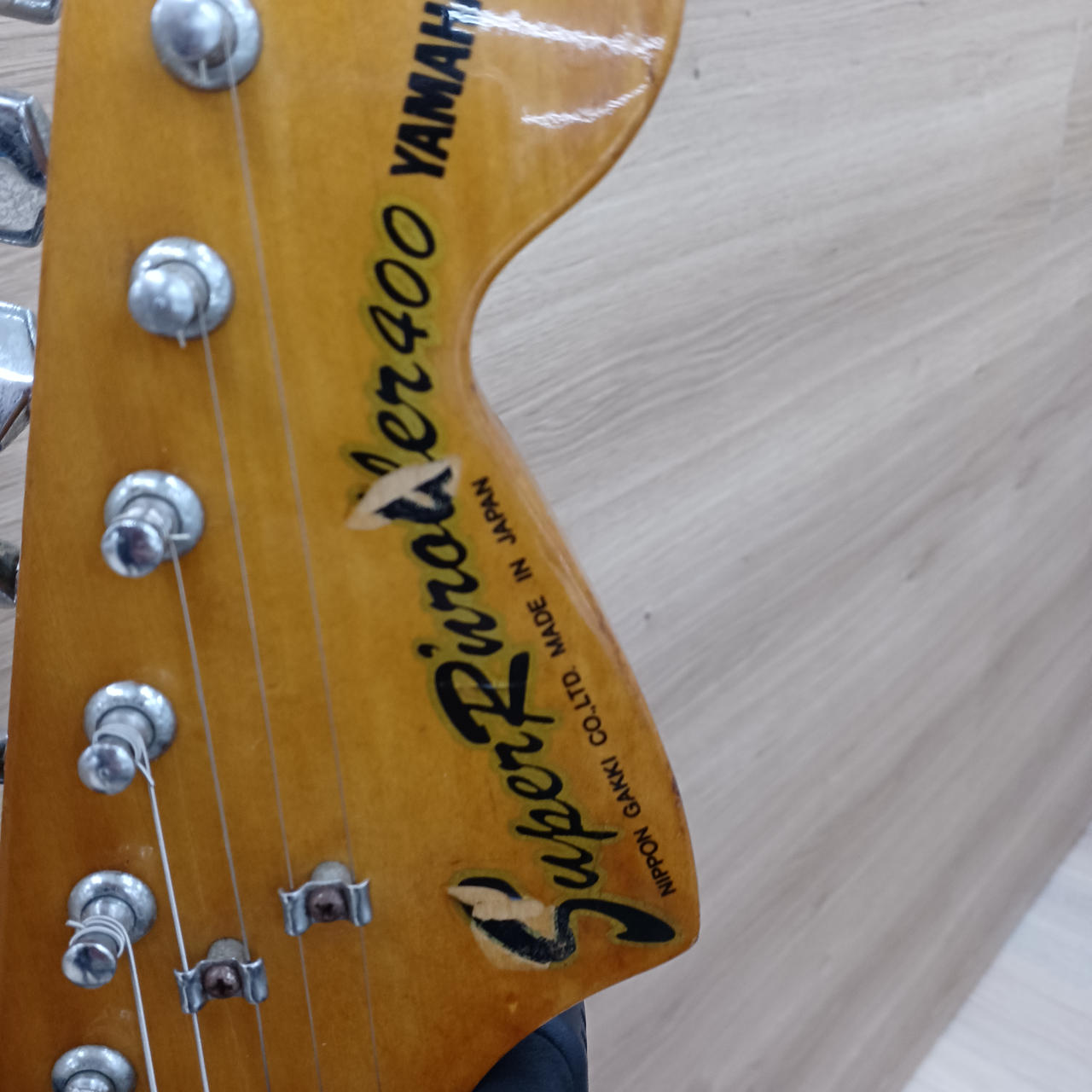 ヘッドの部分に塗装の剥がれがあります。