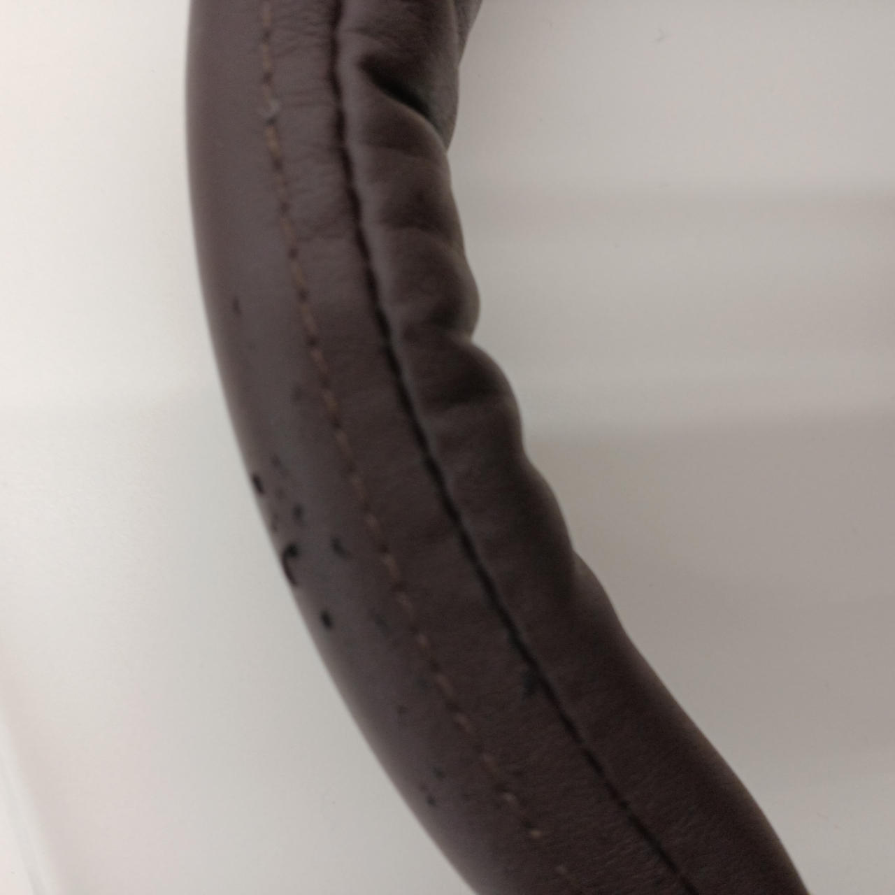 イヤーパットが多少劣化しています。