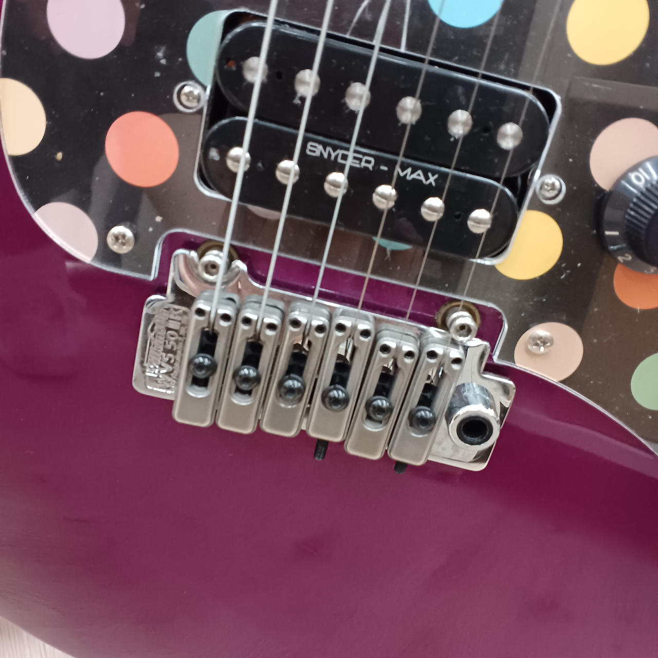 美品　エリオス　ストラト　エレキギター　s305　チェッカー ピンク 美品 エリオス ストラト エレキギター s305 チェッカー ピンク