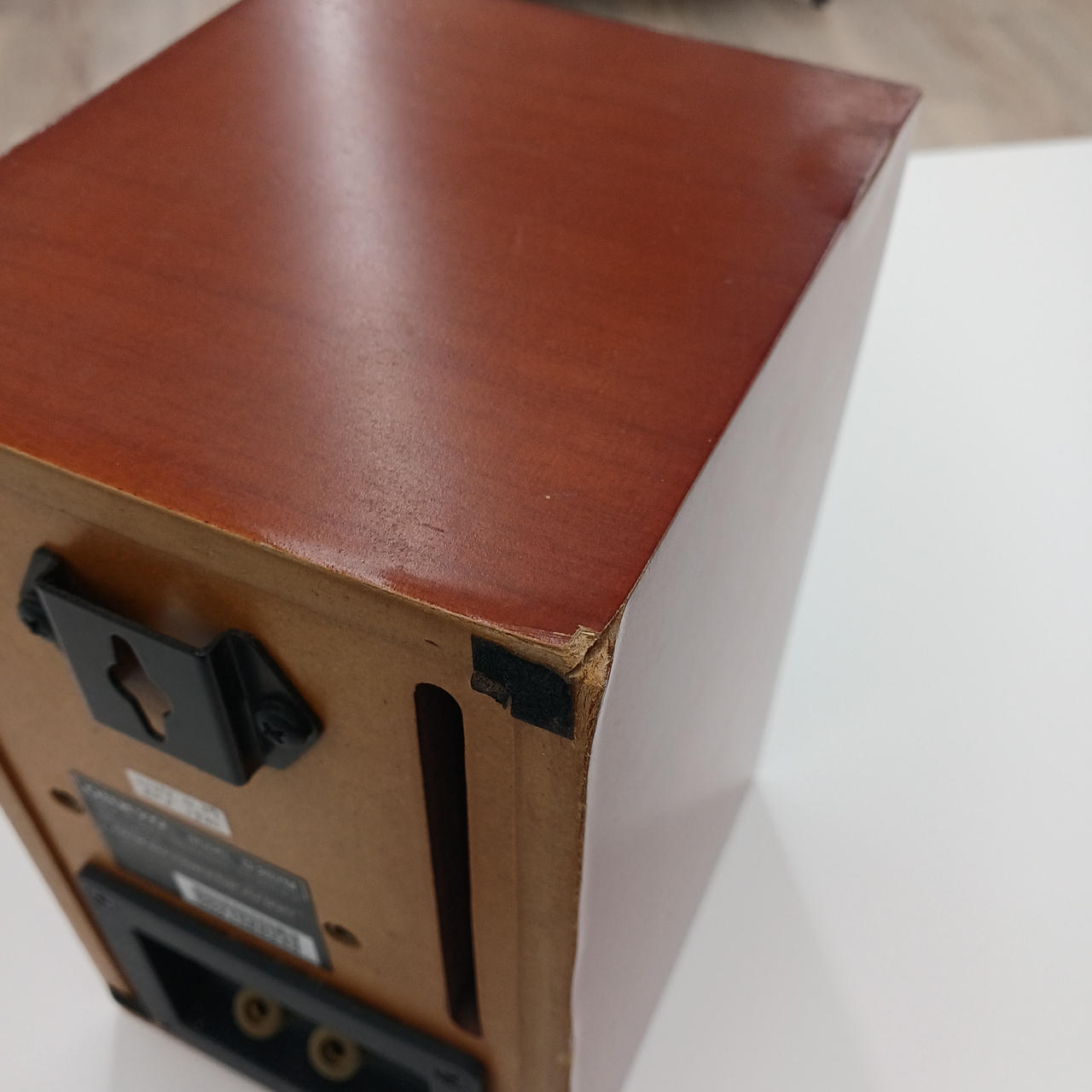 割れがありますが動作に問題はないです。