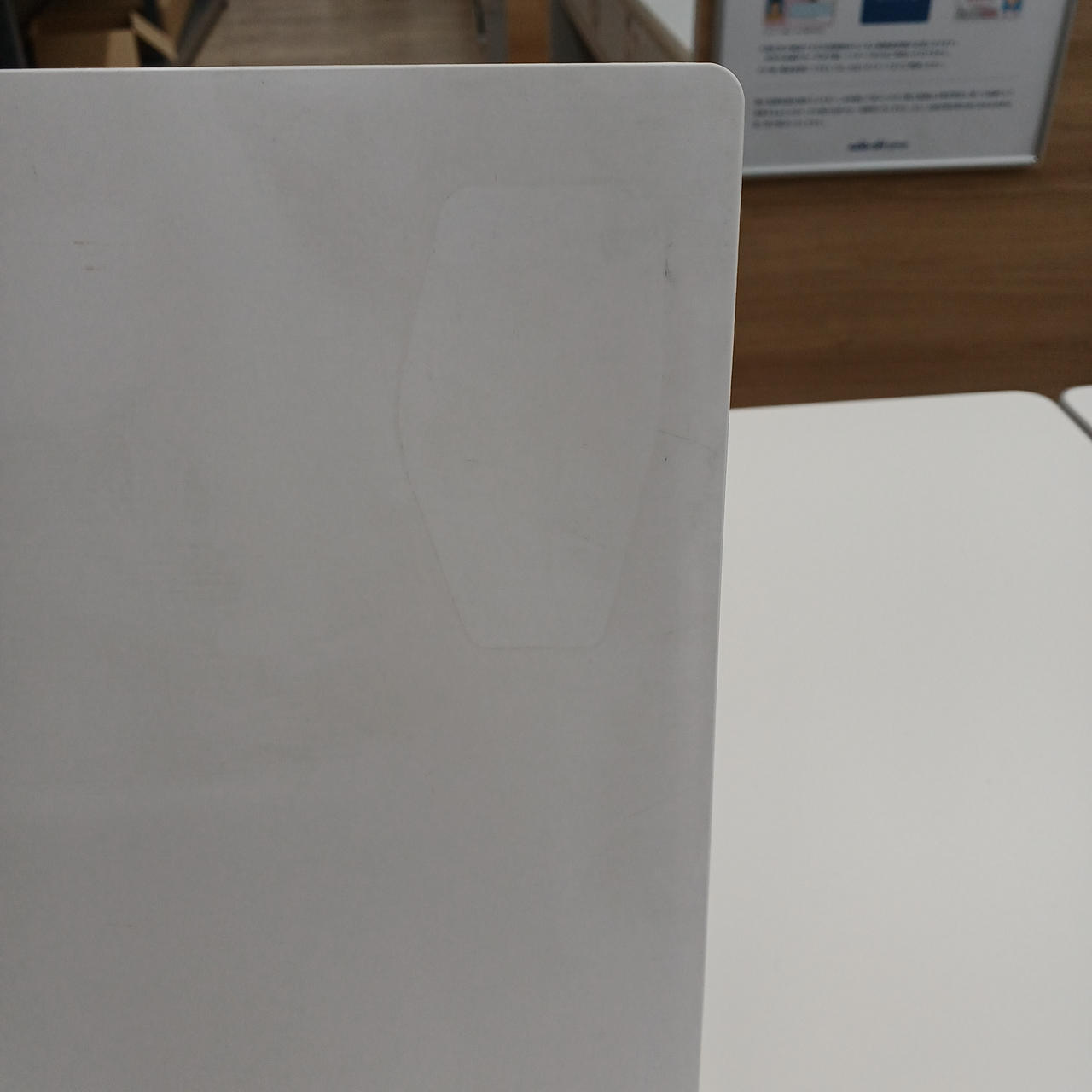 天面にステッカーのはがしたあとがあります