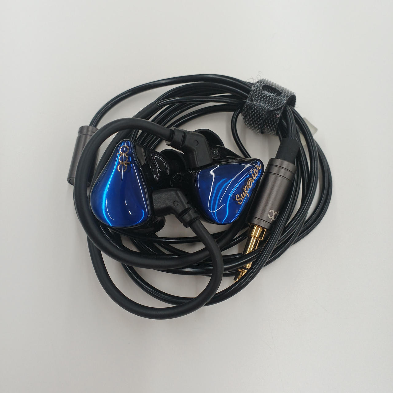 【美品】qdc SUPERIOR BLUE 有線イヤホン 高級イヤホンメーカーのエントリー機 qdc『SUPERIOR』は、有線