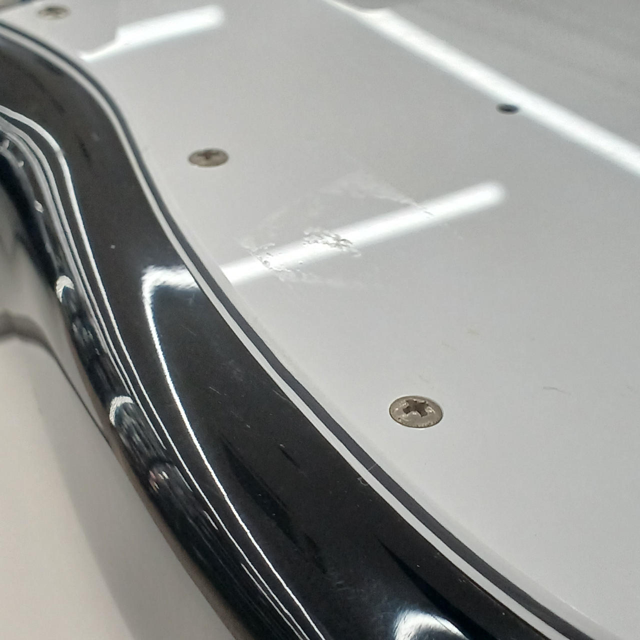 ピックガードにステッカー跡あります。