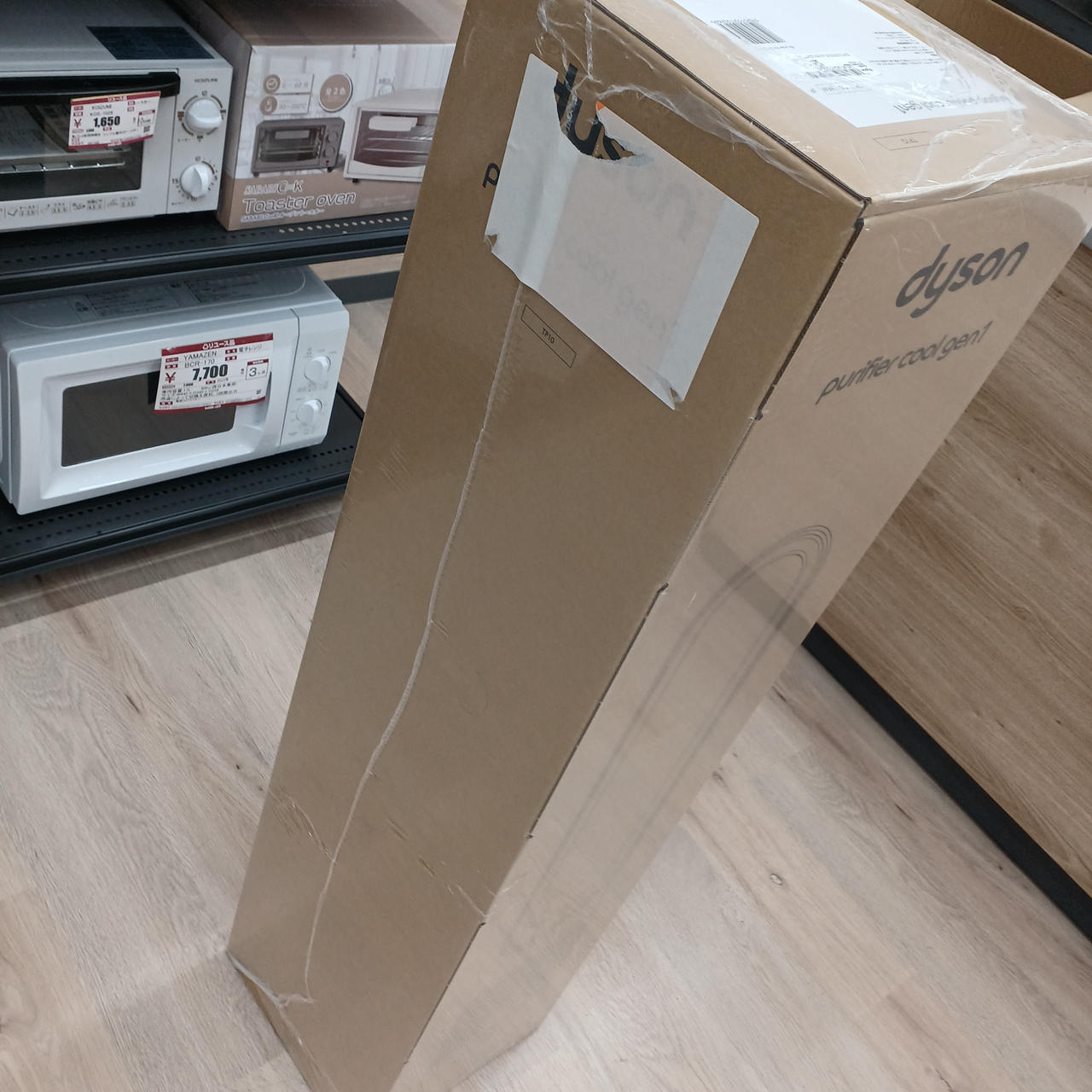 フィルムにシールの跡ついています。