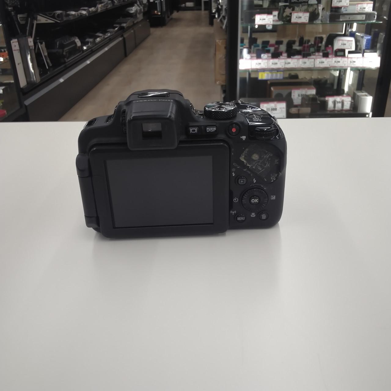 裏面にベタつく部分があります