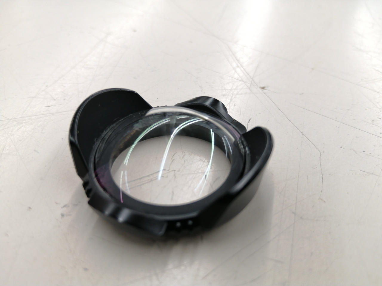 プロテクター、表面にかすり傷あり