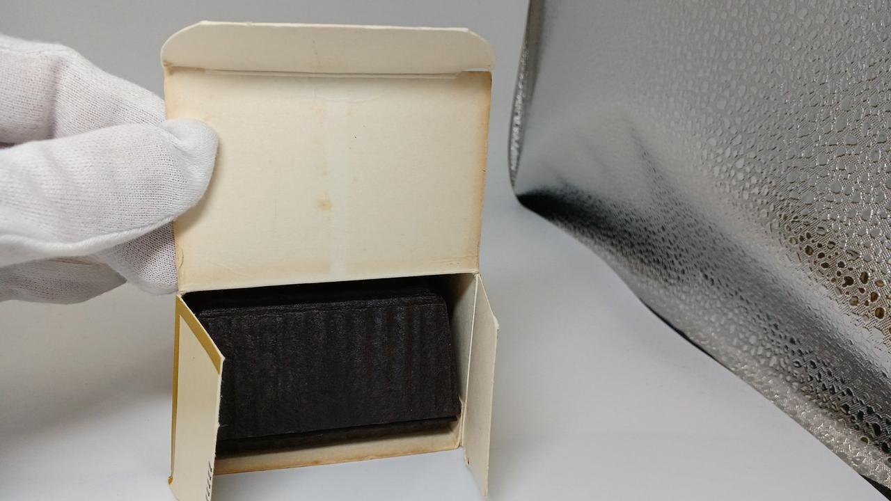 化粧箱内側に日焼け跡あり