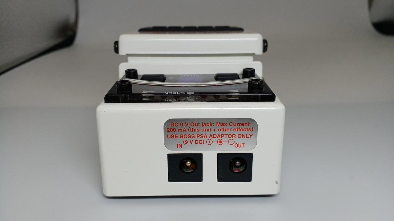 電源アダプター挿入口に変色あり