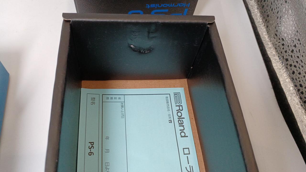 化粧箱内側にへこみあり