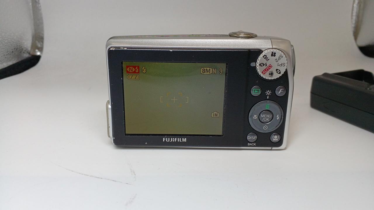 画面左側にかけて、色焼け(黄色)あり