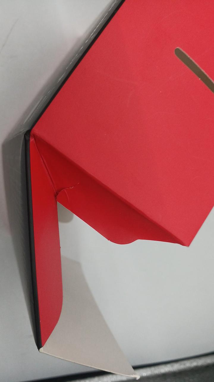 箱に破れあり