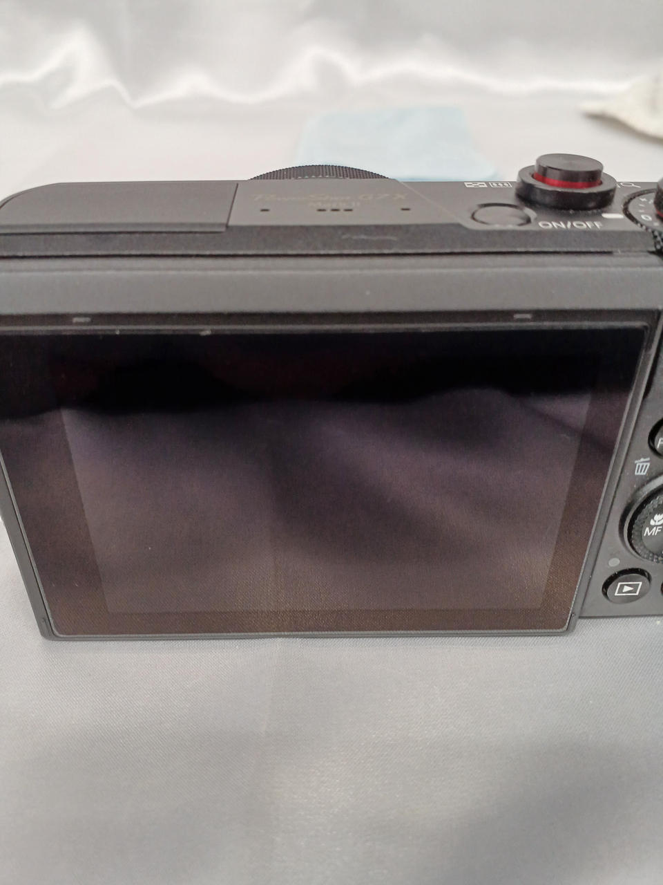 画面に小さいキズあり。