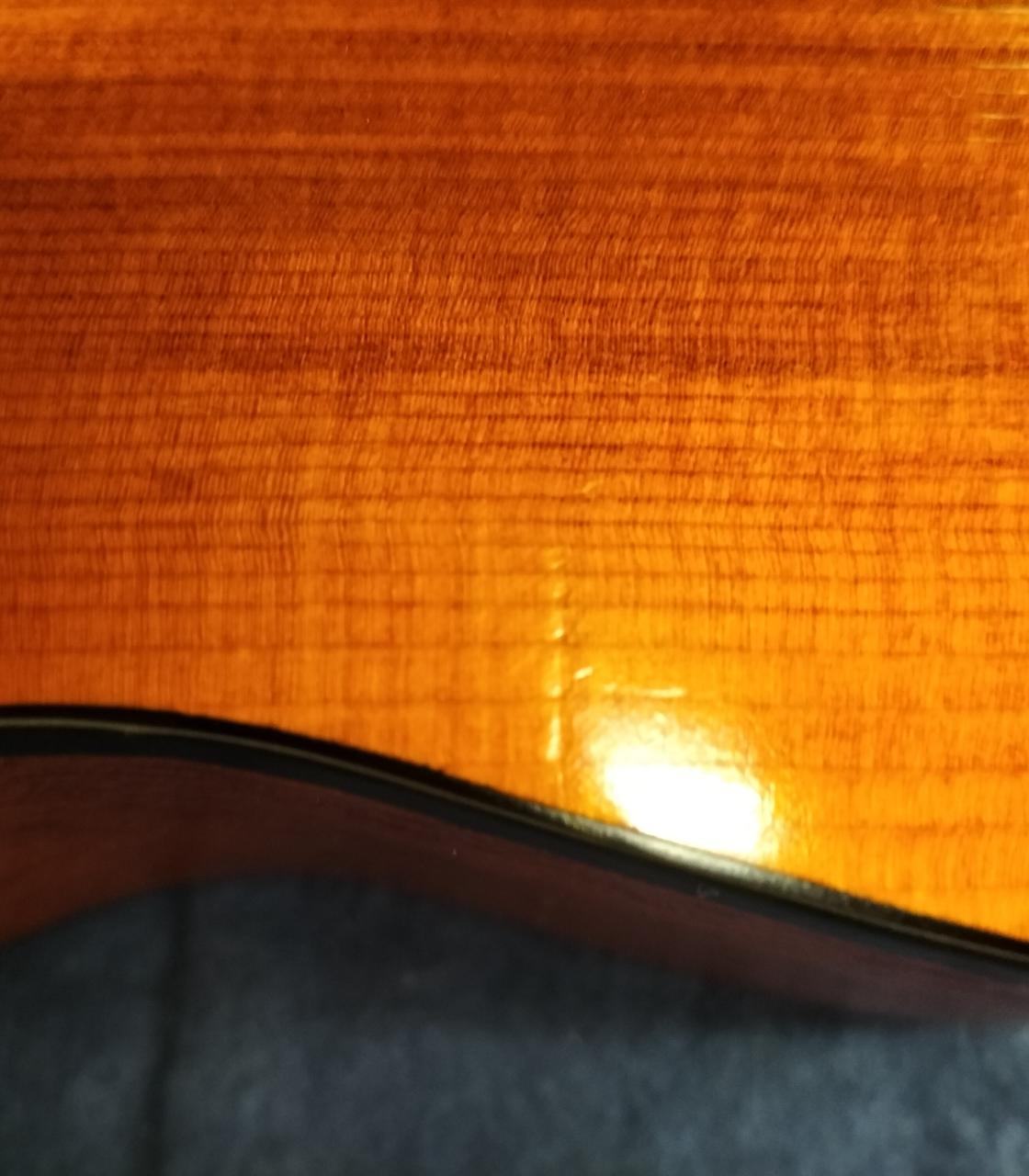 ピック跡があります。