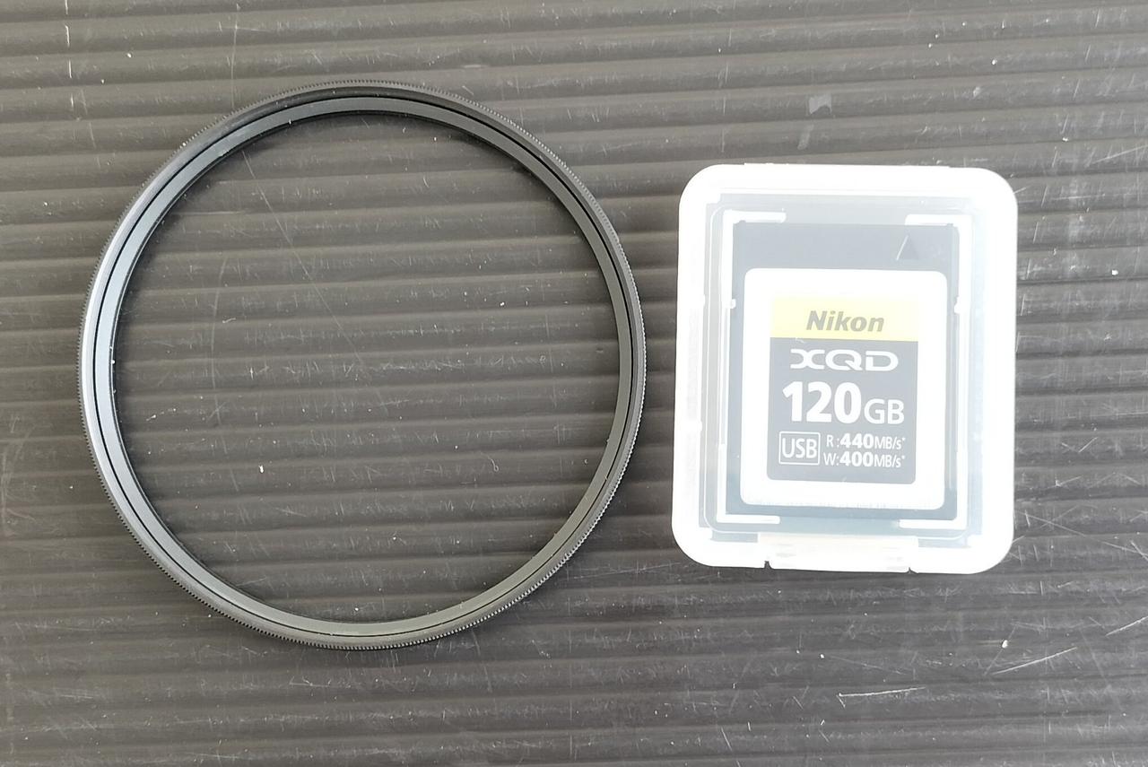 レンズプロテクター、XQDカード付属