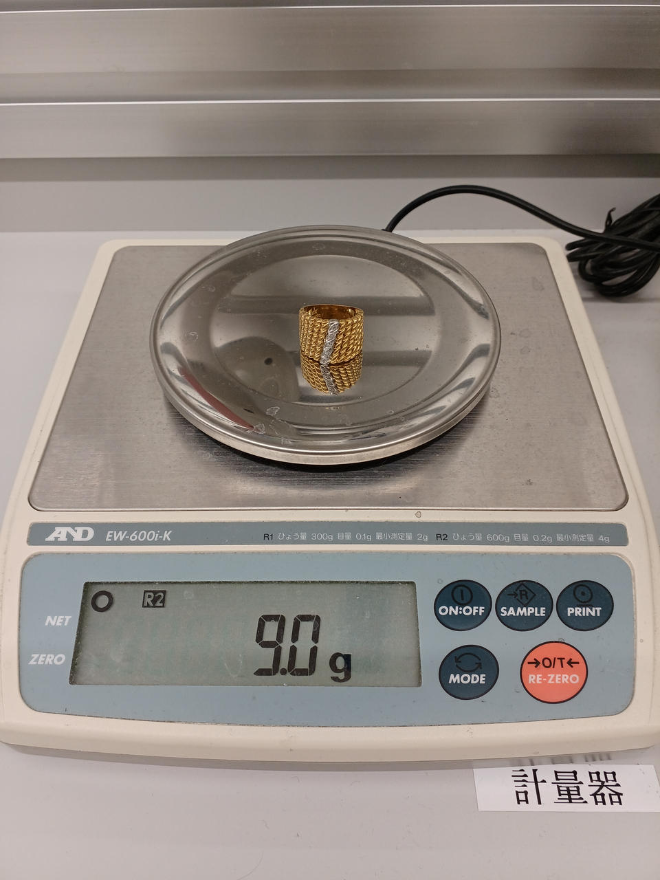 電子天秤にて計量してます。