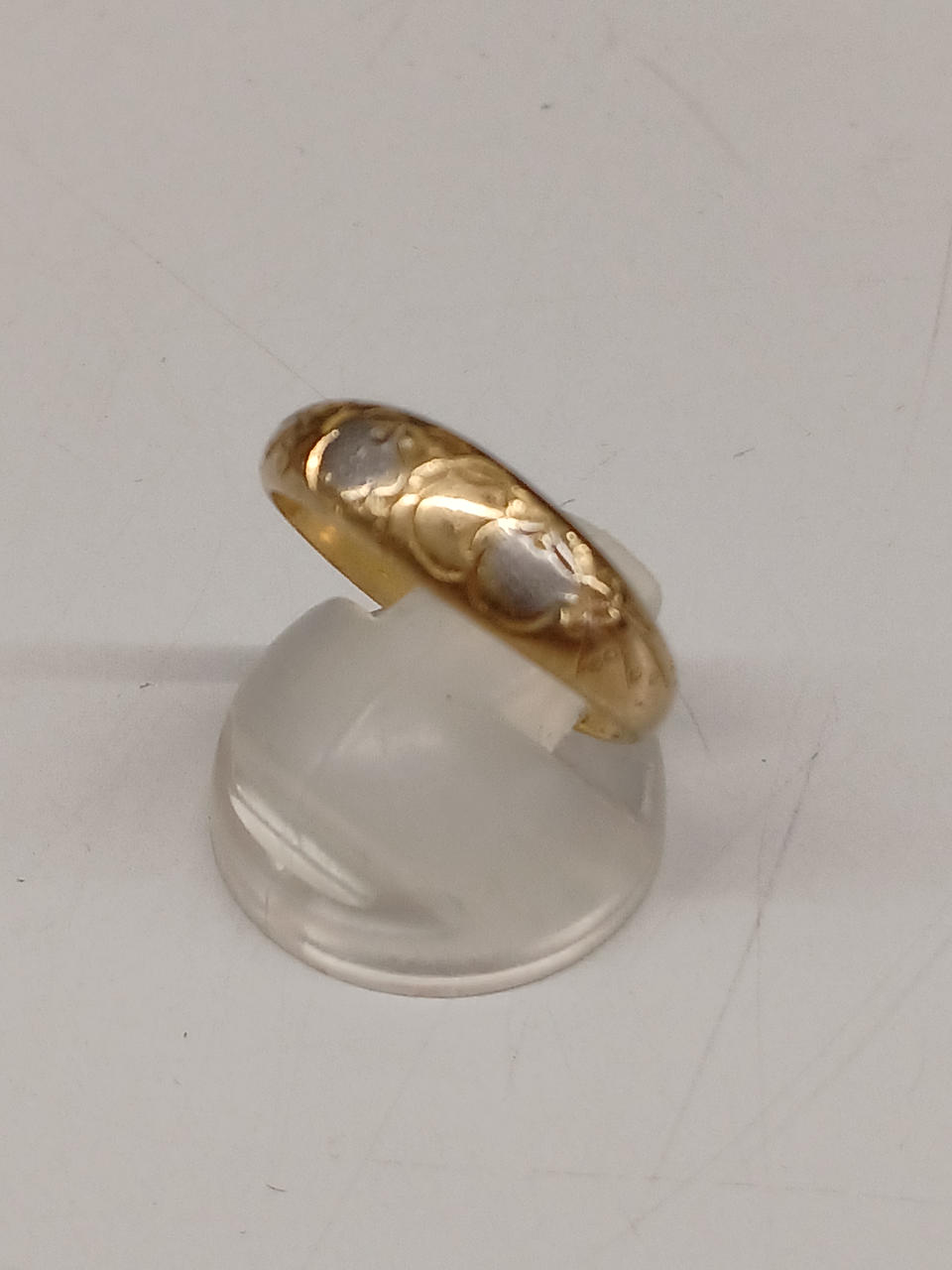 スタンドは付属しません。