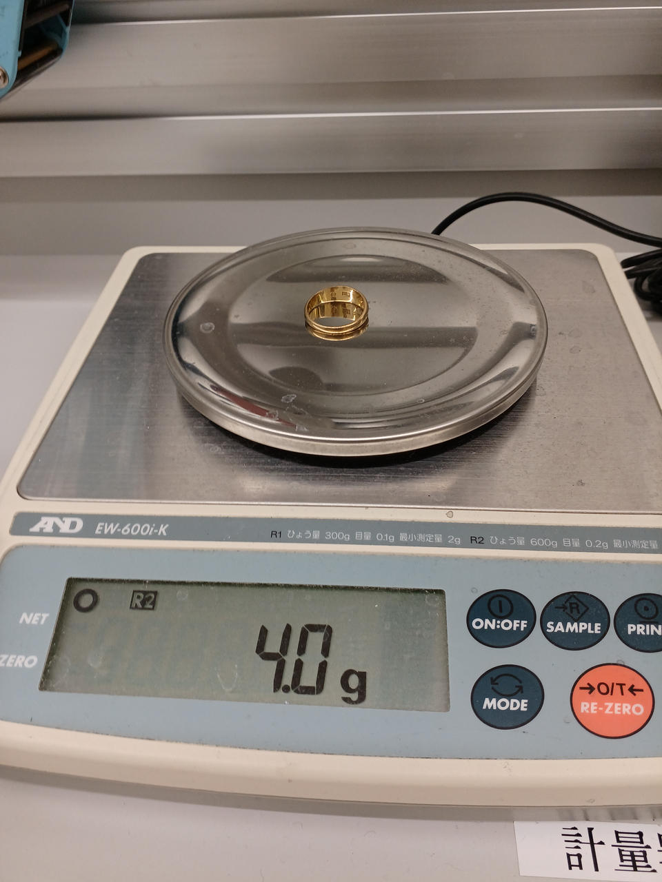 電子天秤にて計量してます。