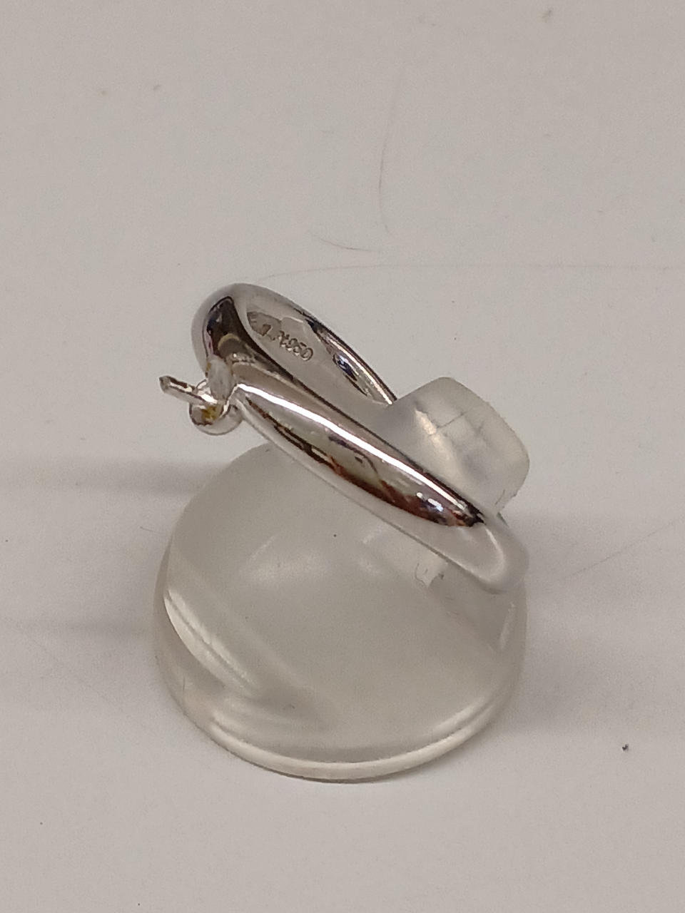 スタンドは付属しません。