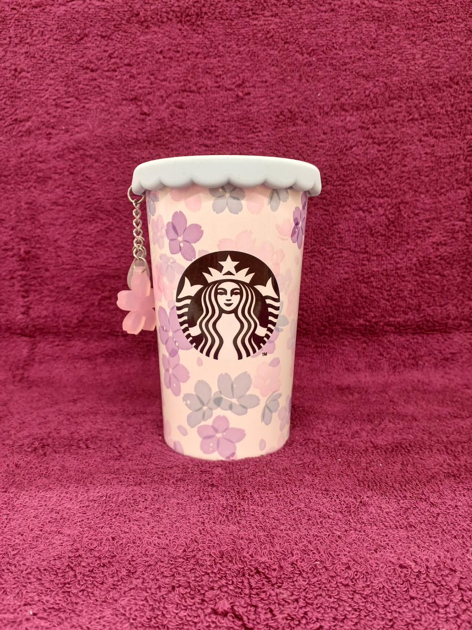 シリコン製の蓋桜の花びらチャームが付属