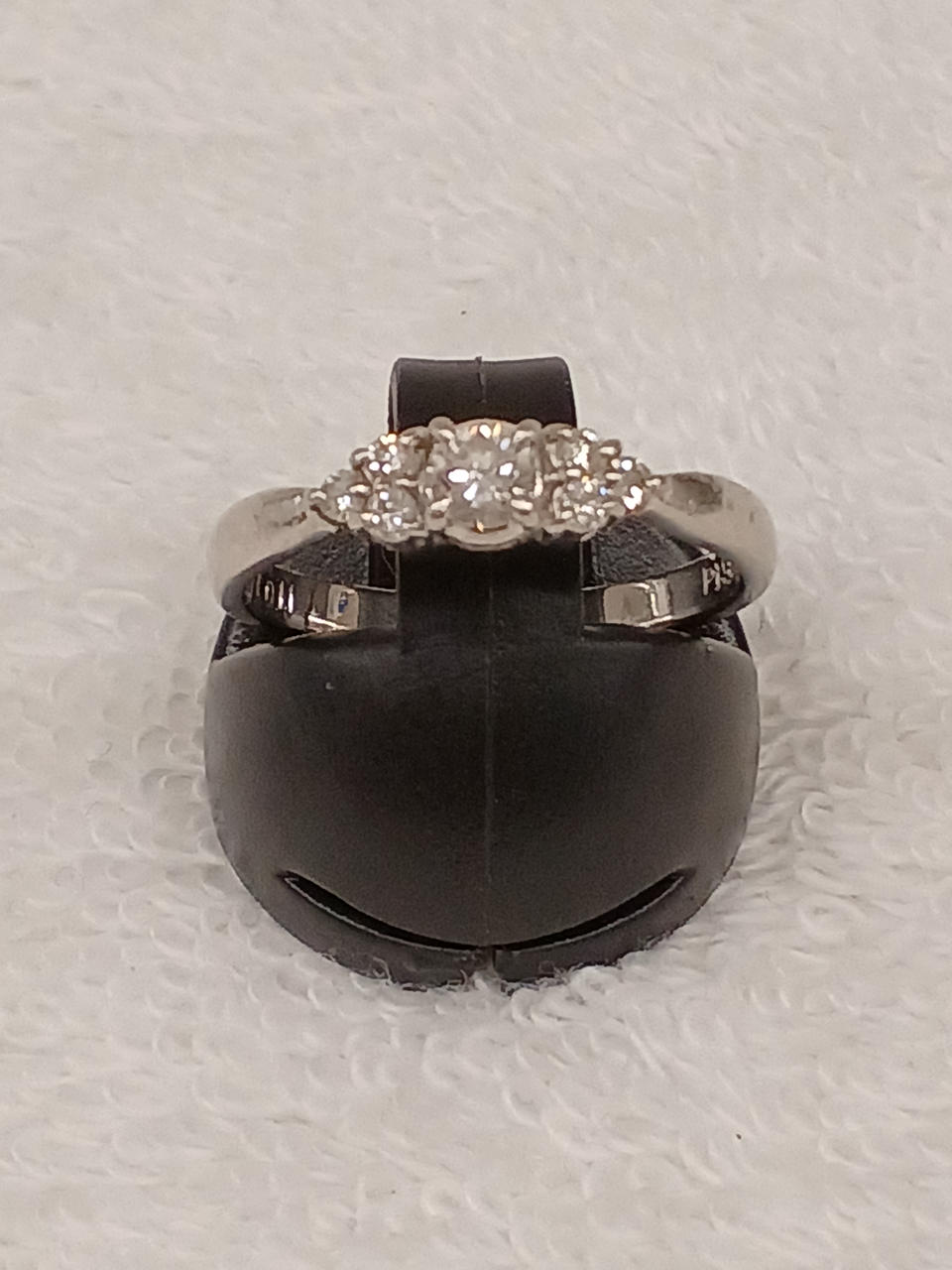 キラキラな石がかわいいリングです✨💍✨