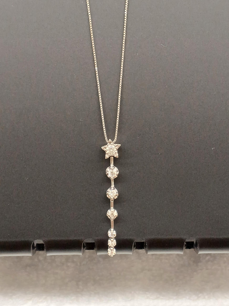 星のデザインがかわいらしいネックレスです