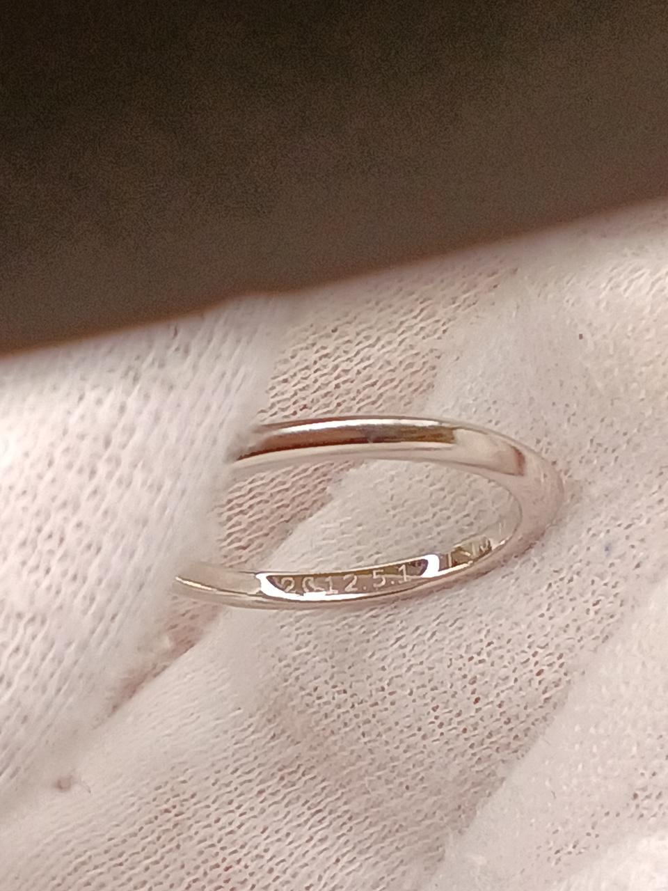 日付やイニシャルの刻印があります。