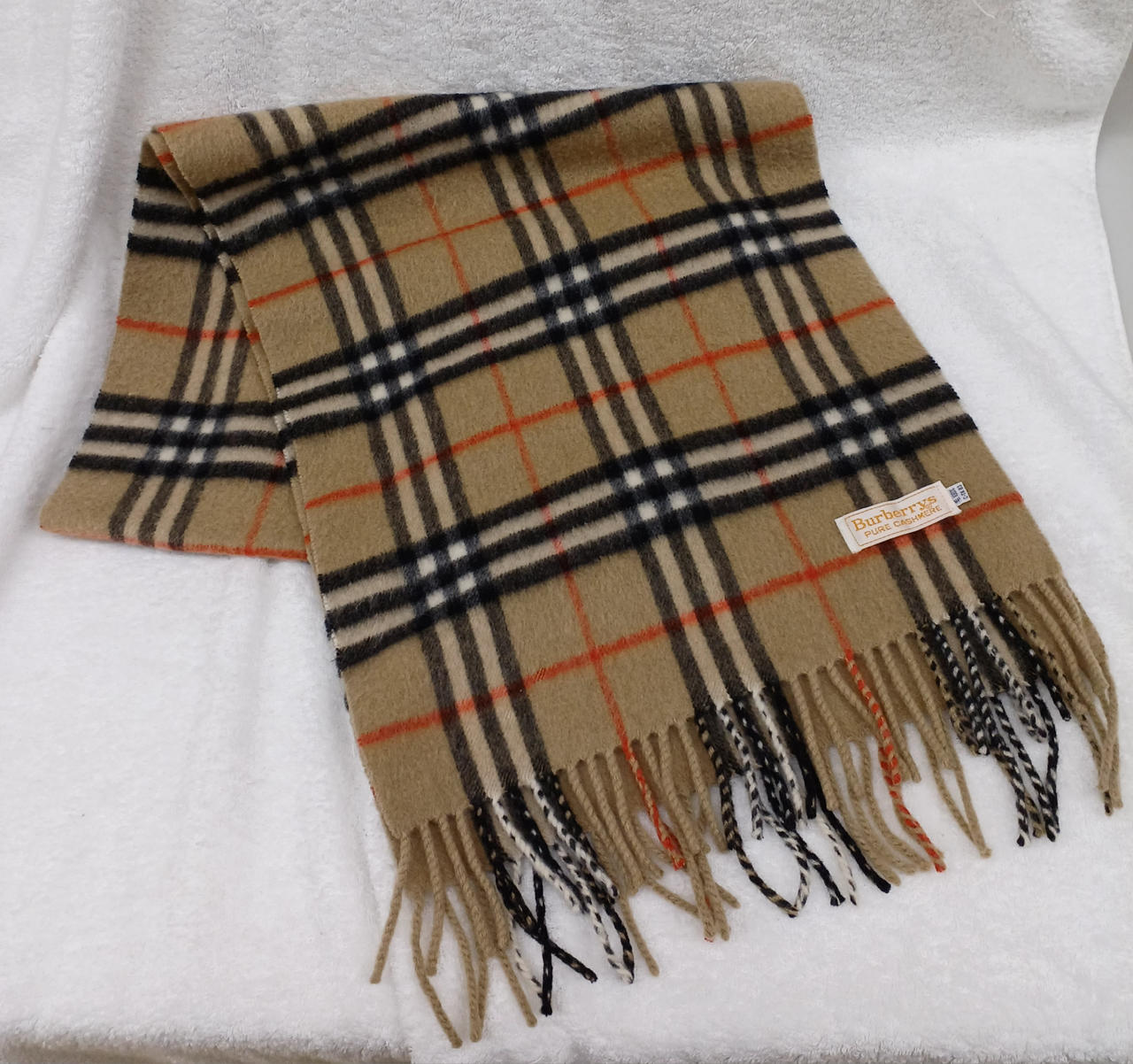 BURBERRYの定番柄のマフラーです