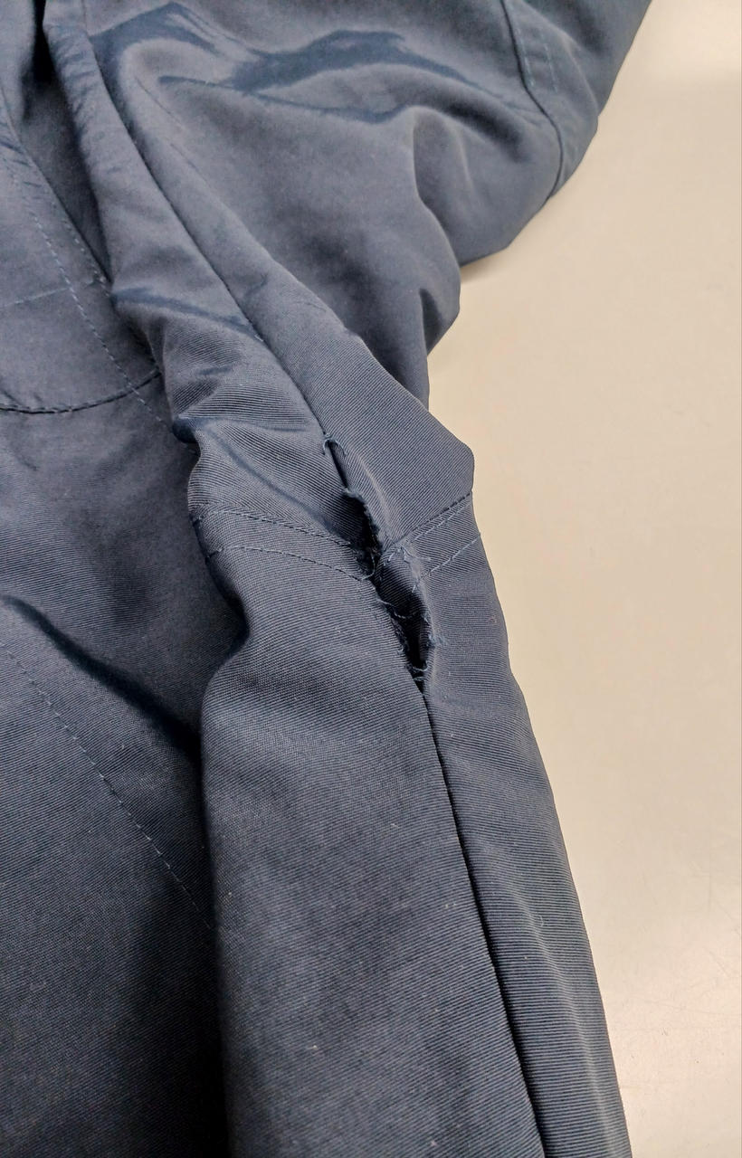 左脇糸のほつれにより穴あり