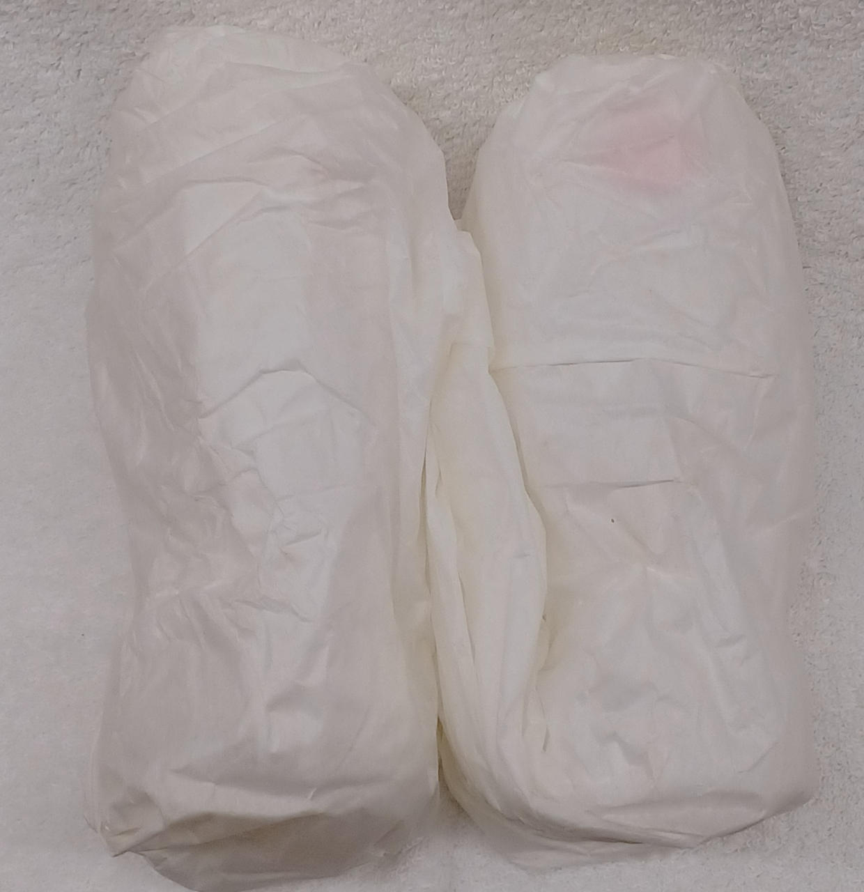 紙に包んで発送します。紙に汚れあり。