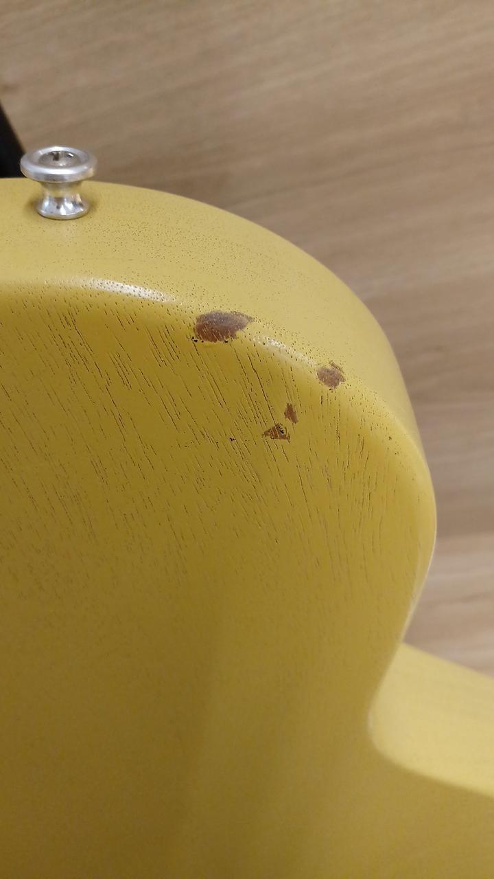 ボディ裏、塗装ハゲがあります。