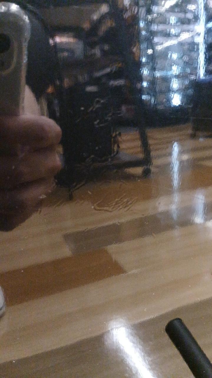 ボディ裏、傷があります。