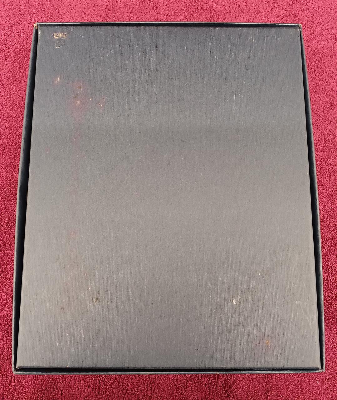 外箱の裏面に汚れがあります。