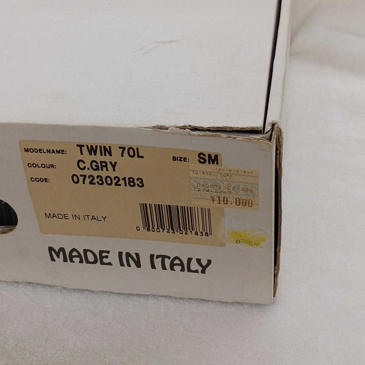 箱に汚れ、破れあります