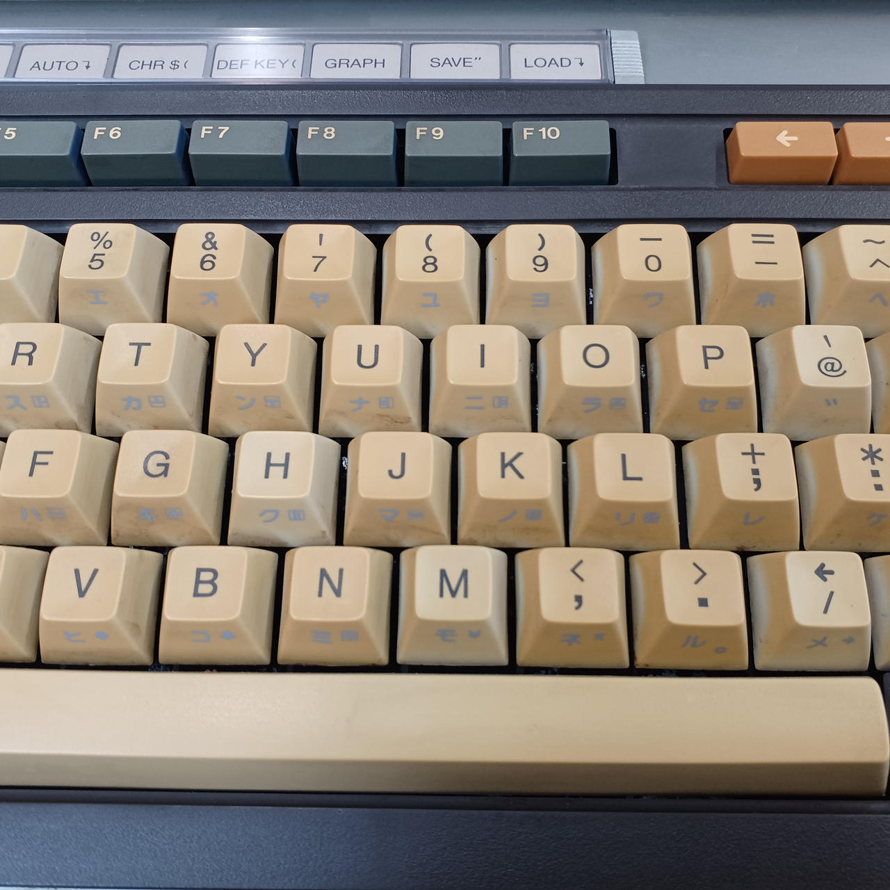キーボード日焼けによる黄ばみアリ
