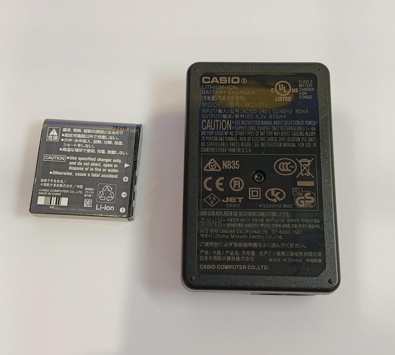 チャージャー、バッテリー×1付属