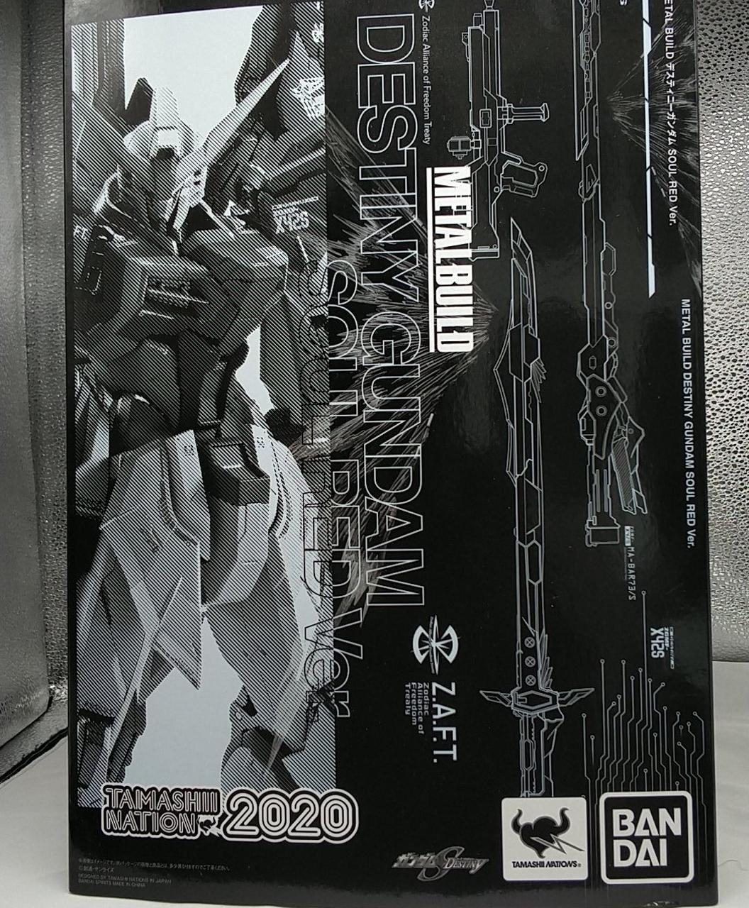 黒い筒状の物は箱のカバーです。