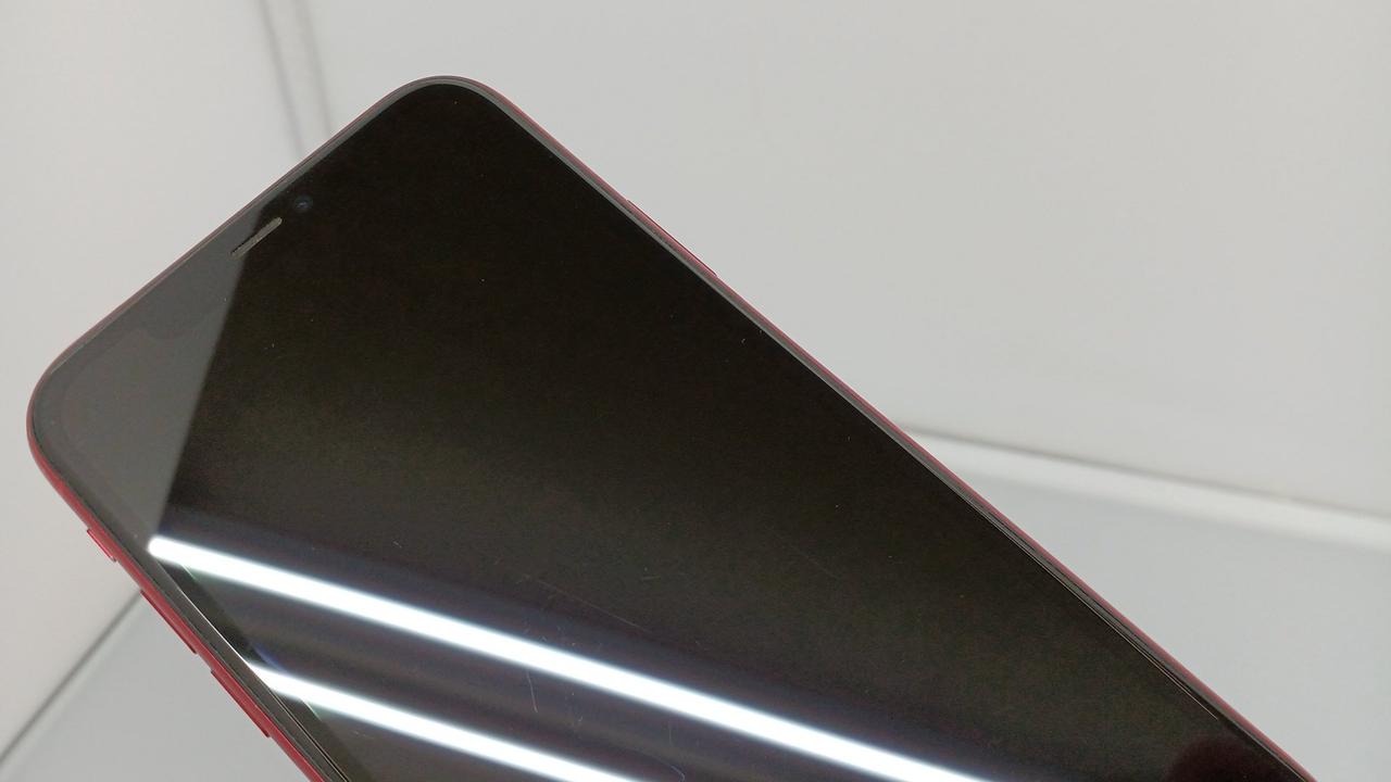 液晶に擦り傷あり