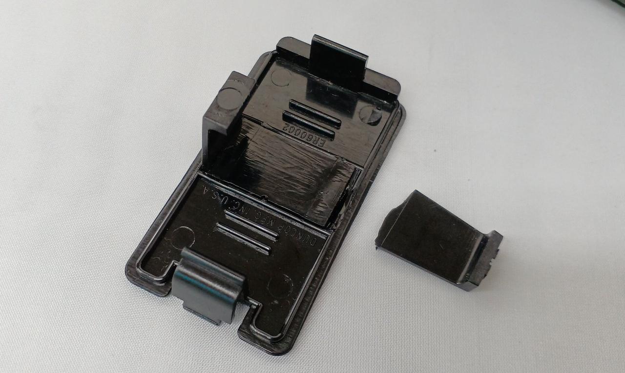 電池ボックスのツメ折れています