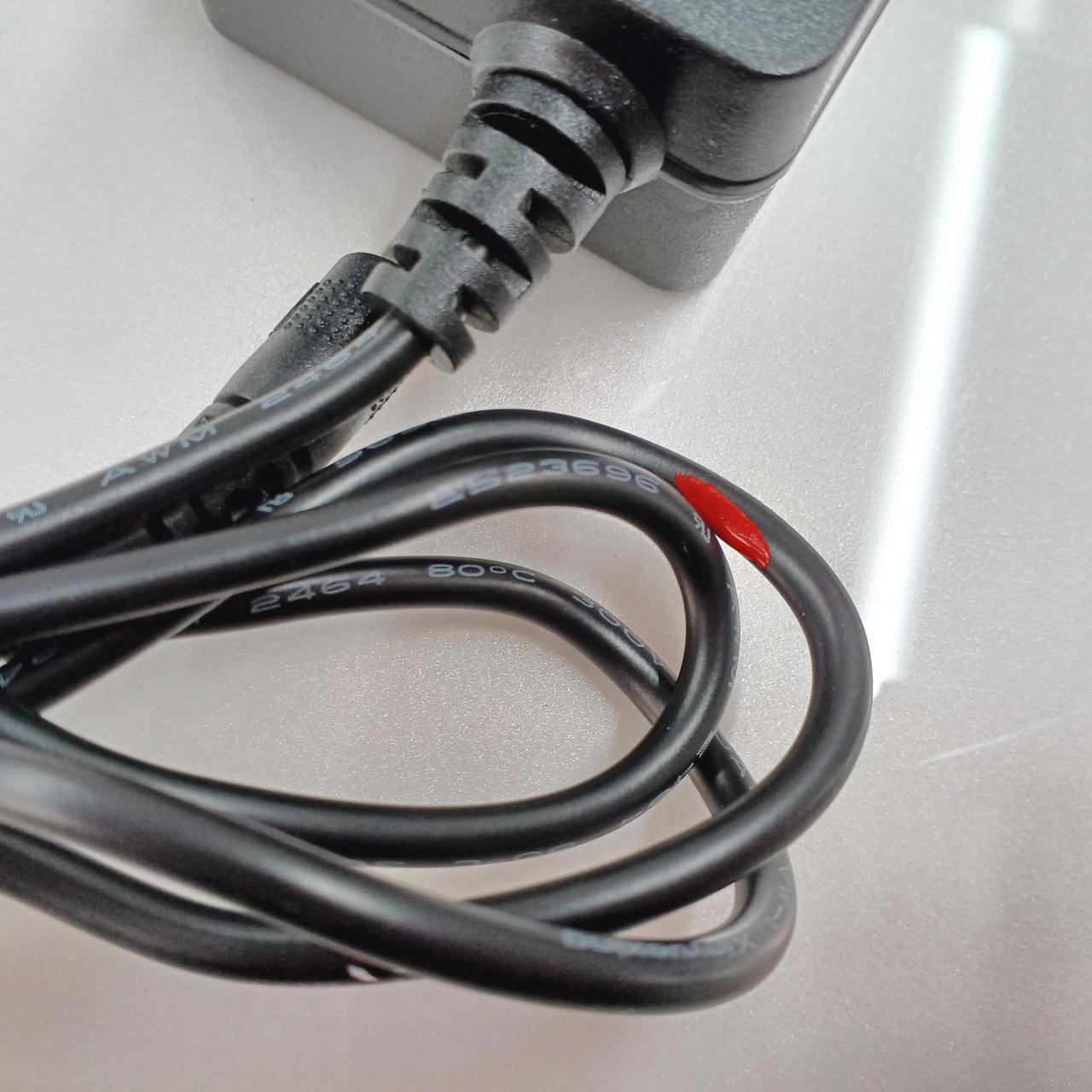 赤いインクのようなものが付いています