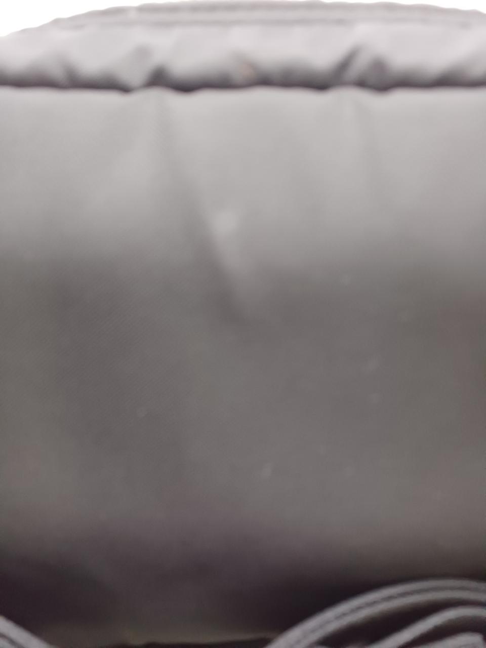 背面に汚れがございます。