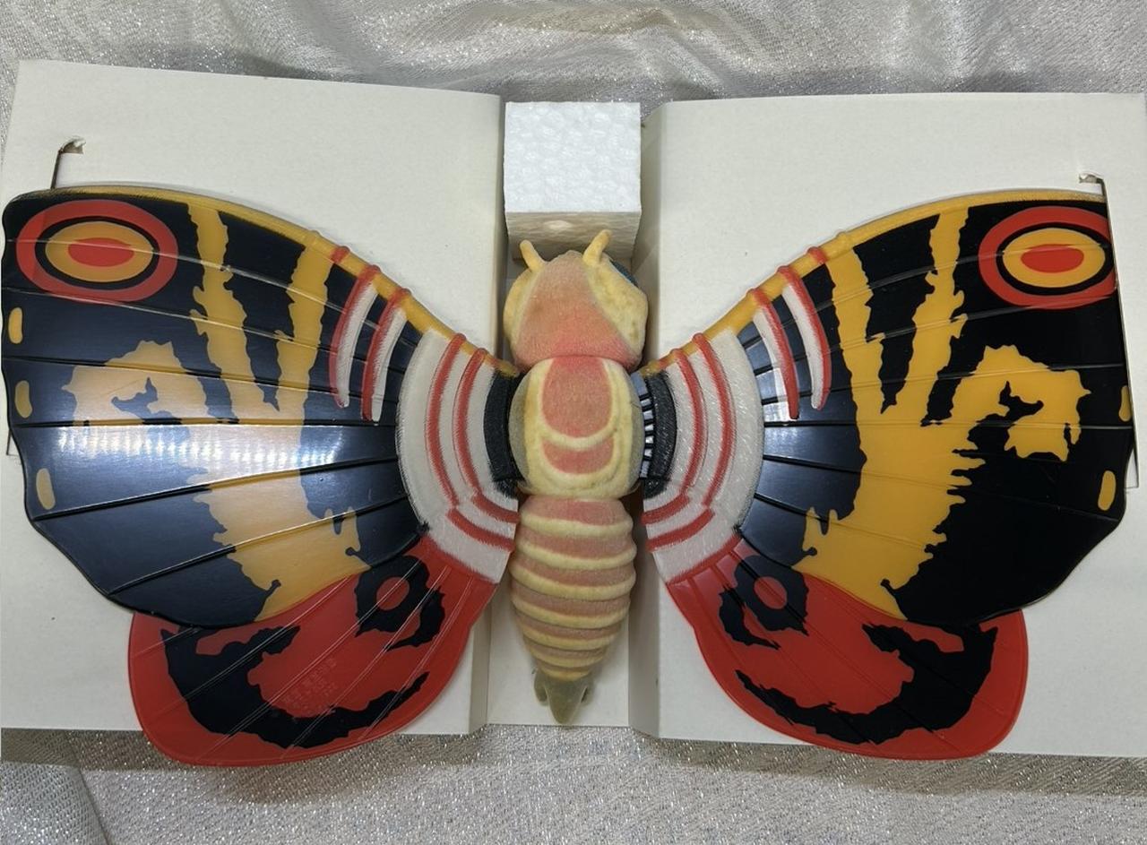 本体部分にシミが多数ございます。