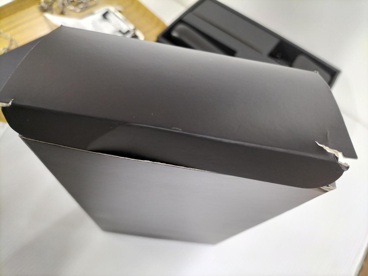 箱にキズ凹みあり