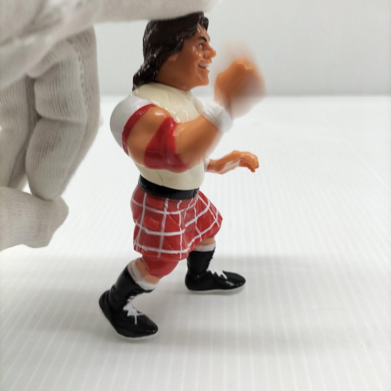 腕がバネで動きます