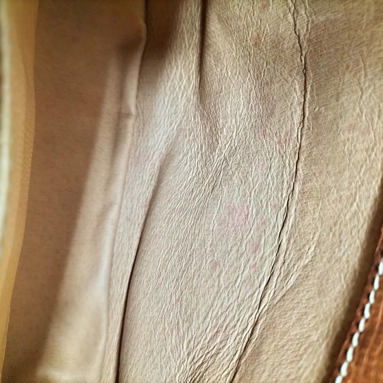 赤いシミ汚れあり