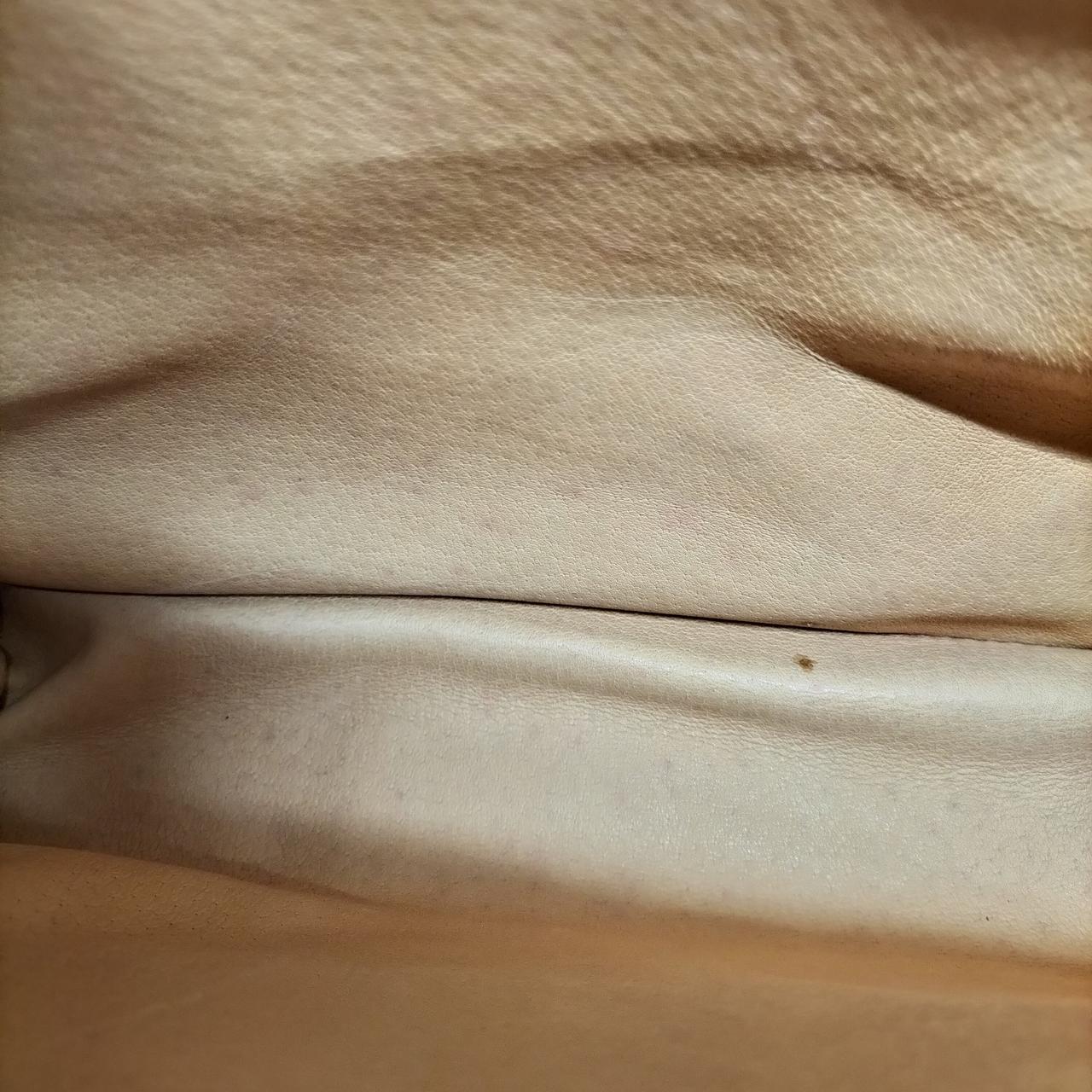 全体的にシミが点在しています