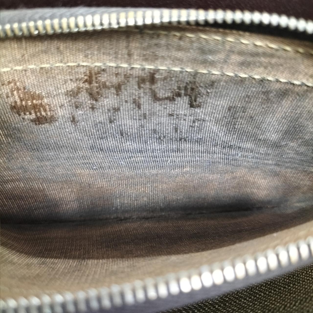 小銭入れの中汚れあり