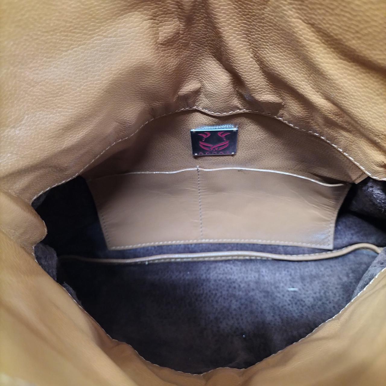 内側は革張りになっています　底はスエード